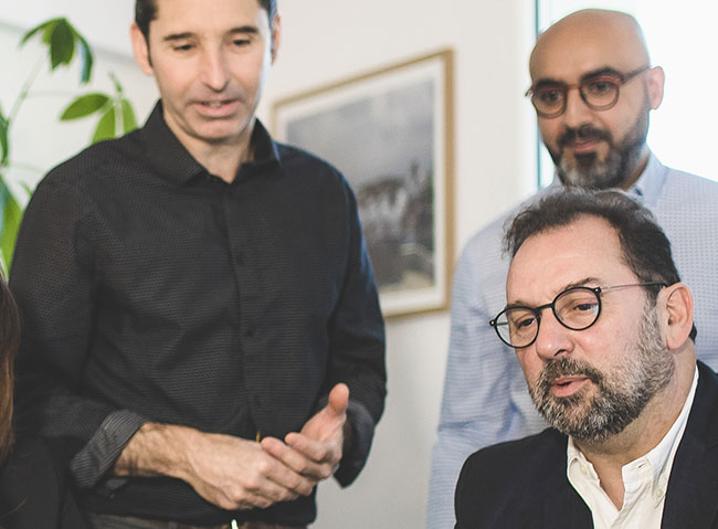 Three Ipanova consultants talking during a team catch-up